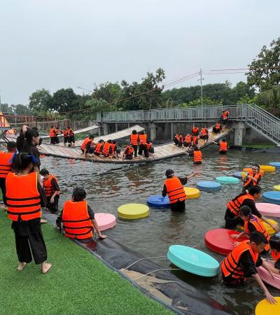 Cầu Phao Thăng Bằng – Thử Thách Vui Nhộn Trên Mặt Nước Tại Đất Thép Farm, Củ Chi
