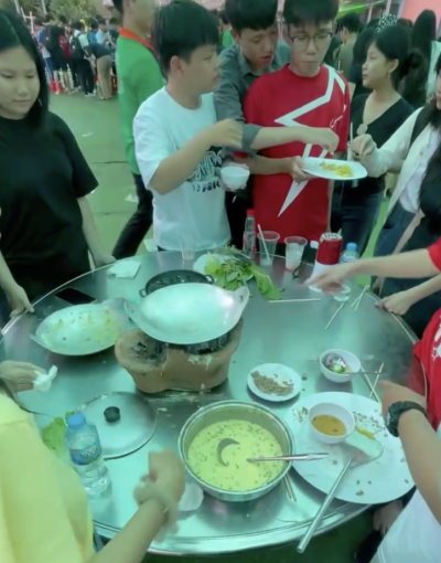 Trải Nghiệm Đổ Bánh Xèo – Học Làm Nông Dân Tại Đất Thép Farm, Củ Chi