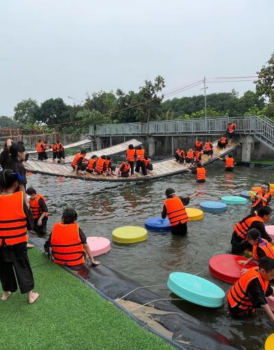 Cầu Phao Thăng Bằng – Thử Thách Vui Nhộn Trên Mặt Nước Tại Đất Thép Farm, Củ Chi